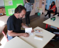 Carlos Fuentès en séance de dédicace à Jean Macé