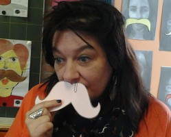 La dame de la bibliothèque au royaume des moustaches