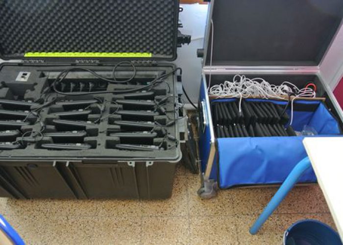 Deux générations de matériel mobile : à gauche, la valise de mini-PC, à droite, la valise de tablettes